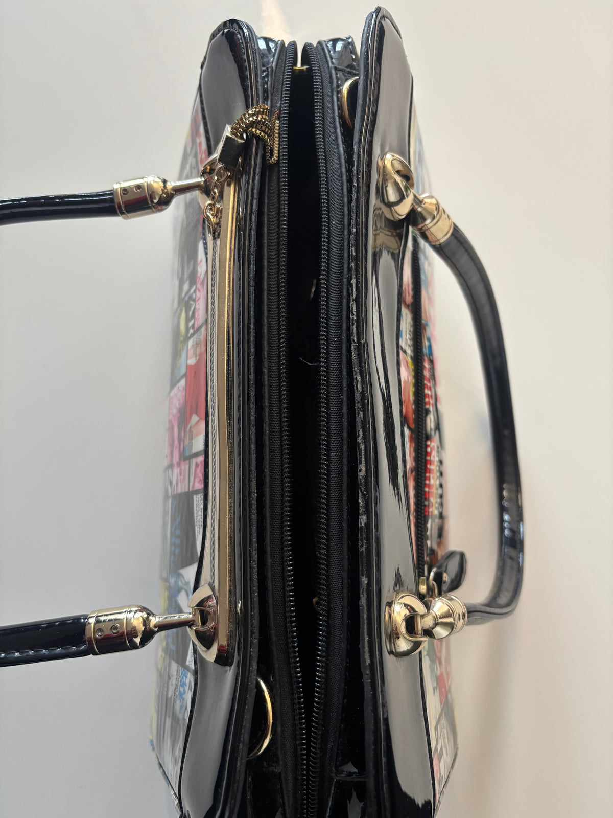 Y2K-Style Paris Magazine Collage Handbag – Black Patent-Look & Gold Tone￼