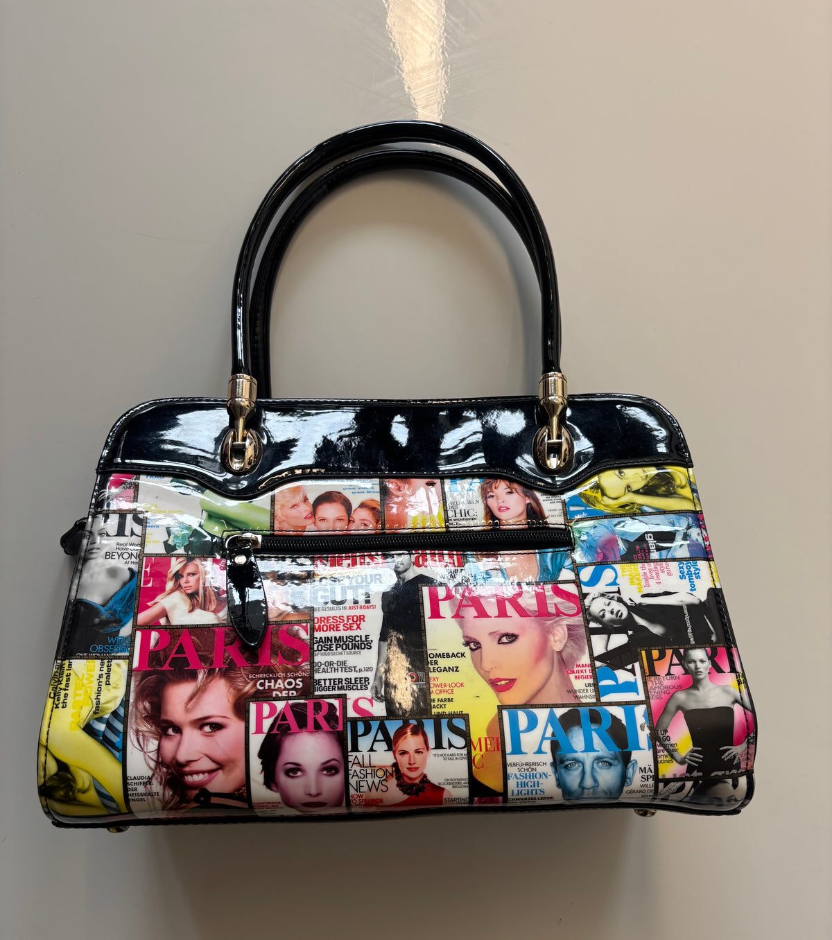 Y2K-Style Paris Magazine Collage Handbag – Black Patent-Look & Gold Tone￼