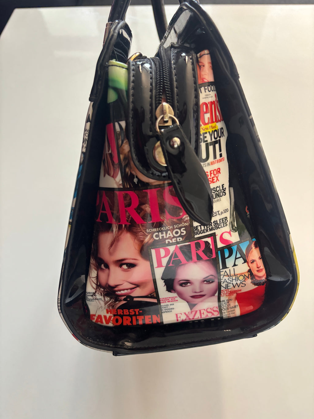 Y2K-Style Paris Magazine Collage Handbag – Black Patent-Look & Gold Tone￼