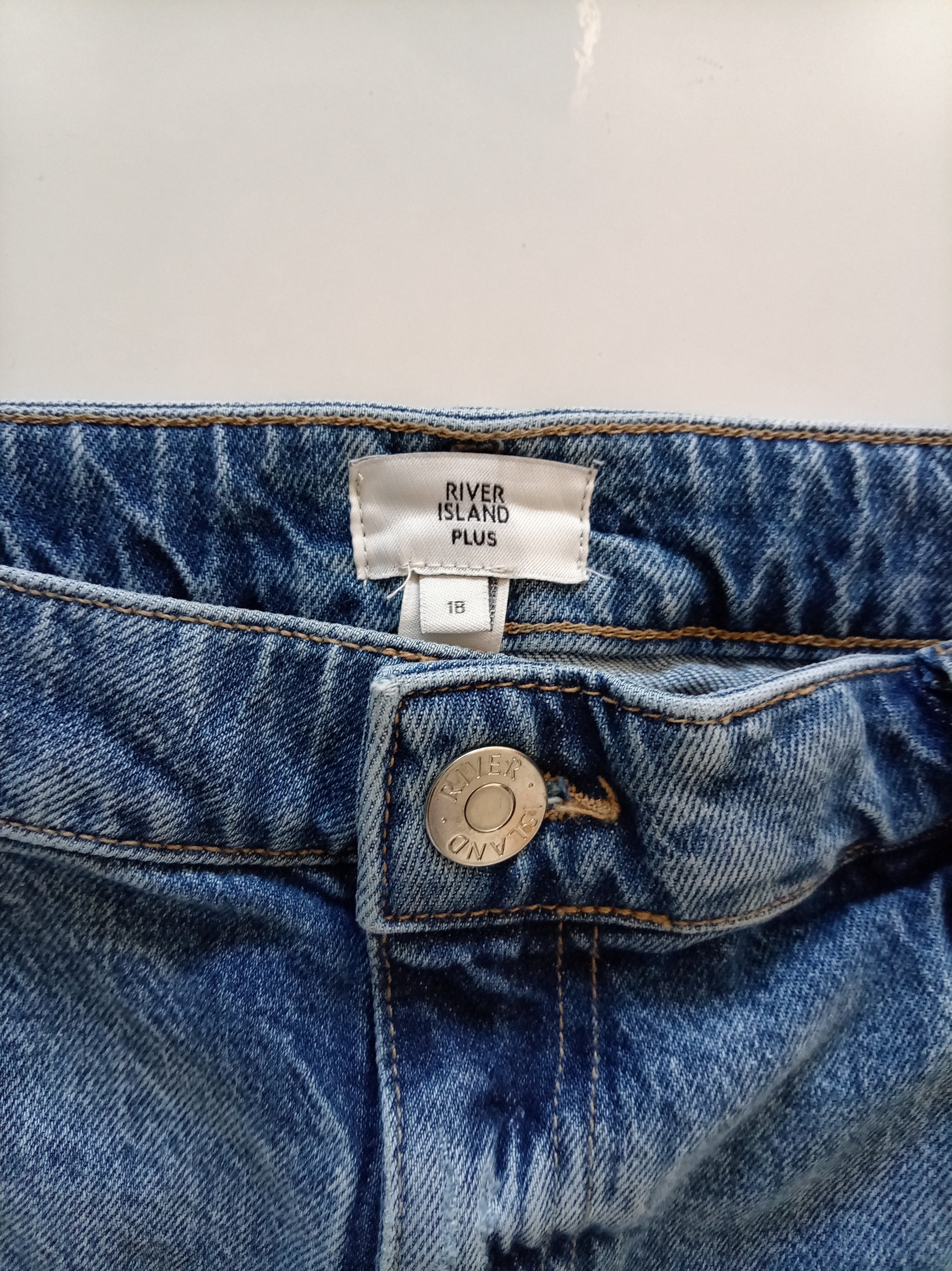 River Island Plus Light Wash Denim Shorts – UK 18