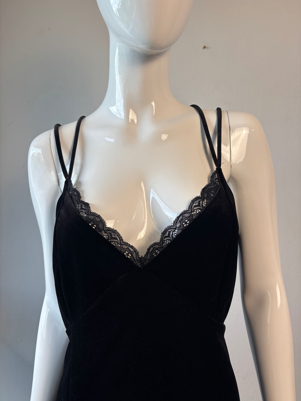 Black Velvet Lace Trim Strappy Nightdress – Size Unknown
