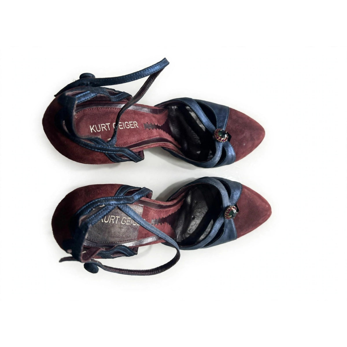 Kurt Geiger Burgundy & Navy Suede Heels – Made in Italy
Italian craftsmanship meets timeless elegance.