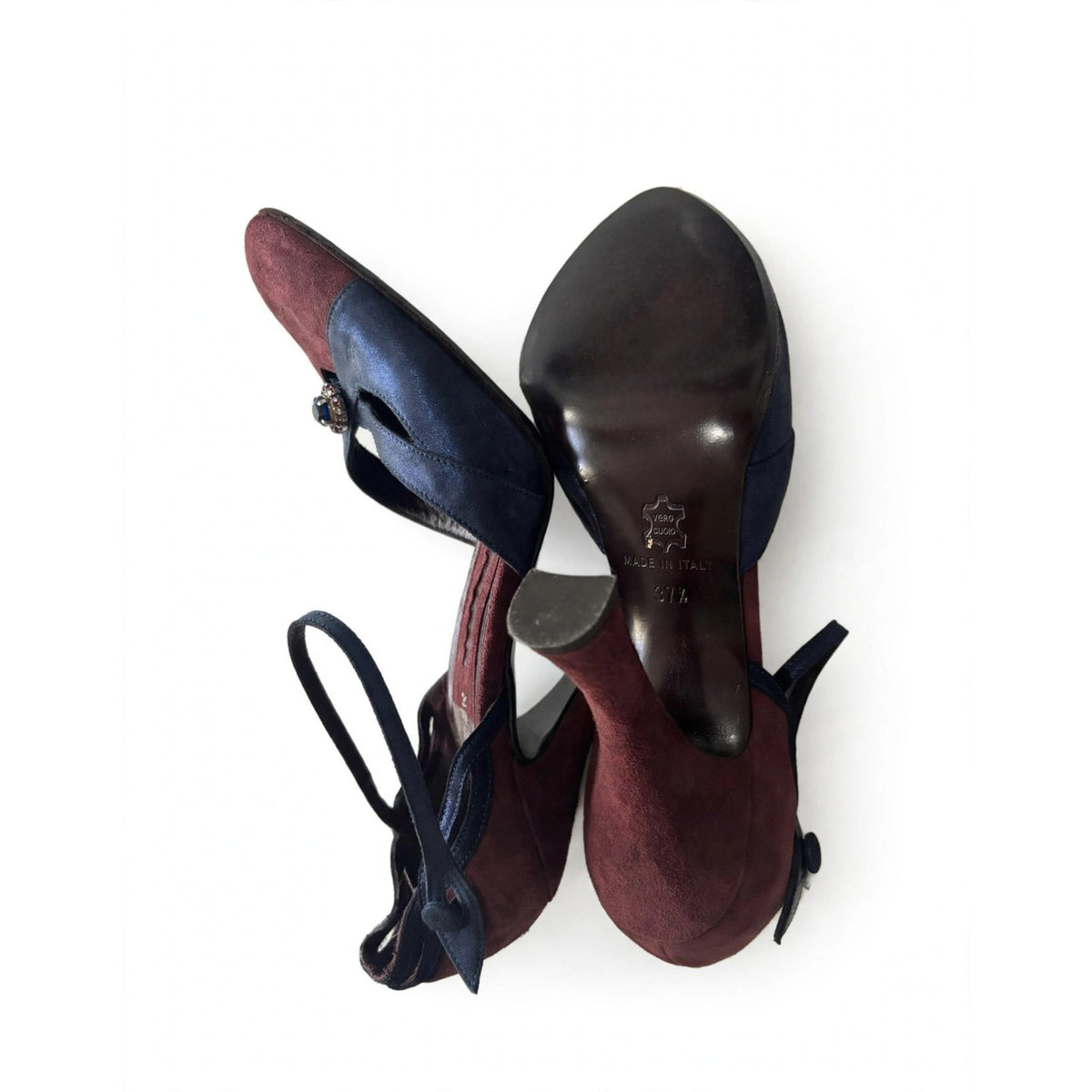 Kurt Geiger Burgundy & Navy Suede Heels – Made in Italy
Italian craftsmanship meets timeless elegance.