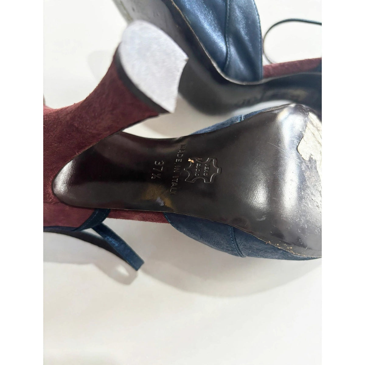 Kurt Geiger Burgundy & Navy Suede Heels – Made in Italy
Italian craftsmanship meets timeless elegance.
