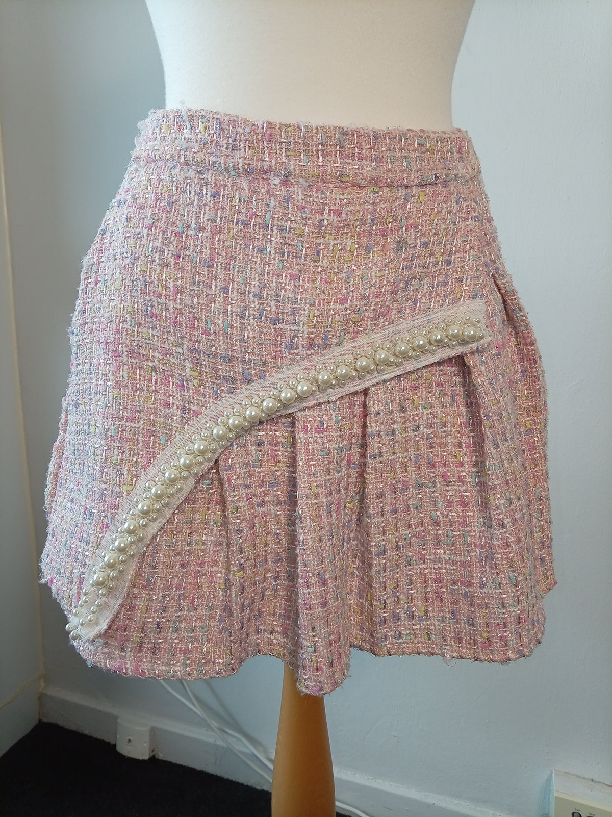 Pink Tweed Pleated Mini Skirt with Pearl Detail – Size L